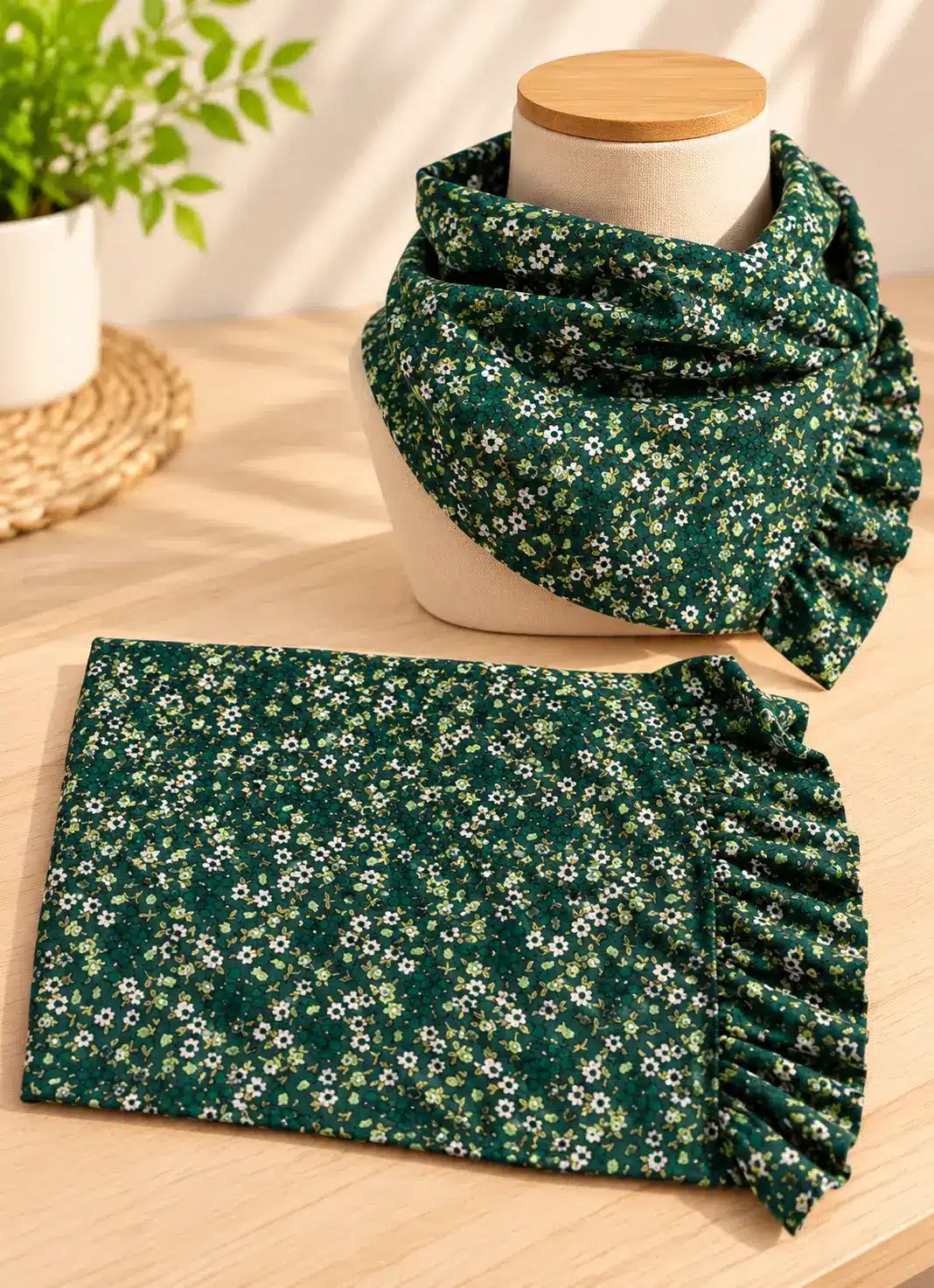 9.- Cubrecuello floral verde WEB